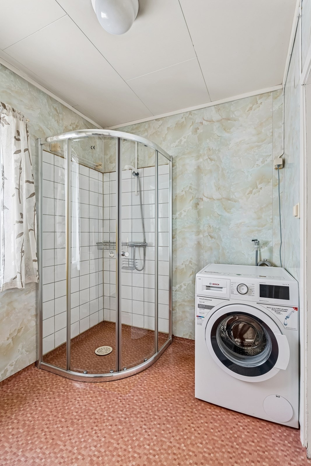 Her er det dusjvegger og opplegg for vaskemaskin, samt gulvvarme for komfort. Galleribilde