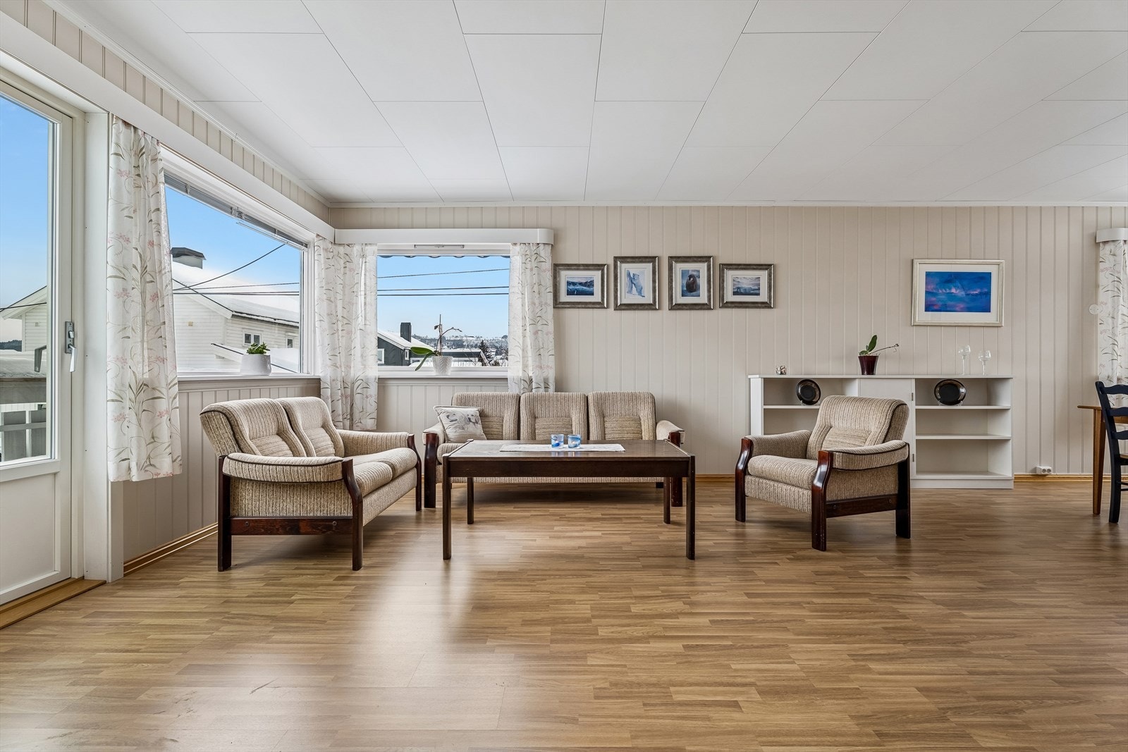 Stuen i andre etasje har store vindusflater og direkte utgang til balkong. Galleribilde