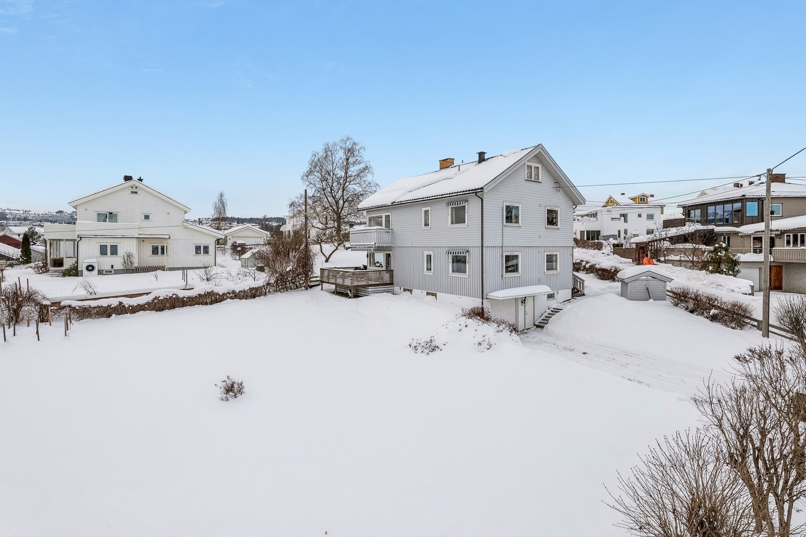 Enebolig fra 1947, tilbygget i 1993, på en flat/skrånende tomt på 1157,1 m². Galleribilde