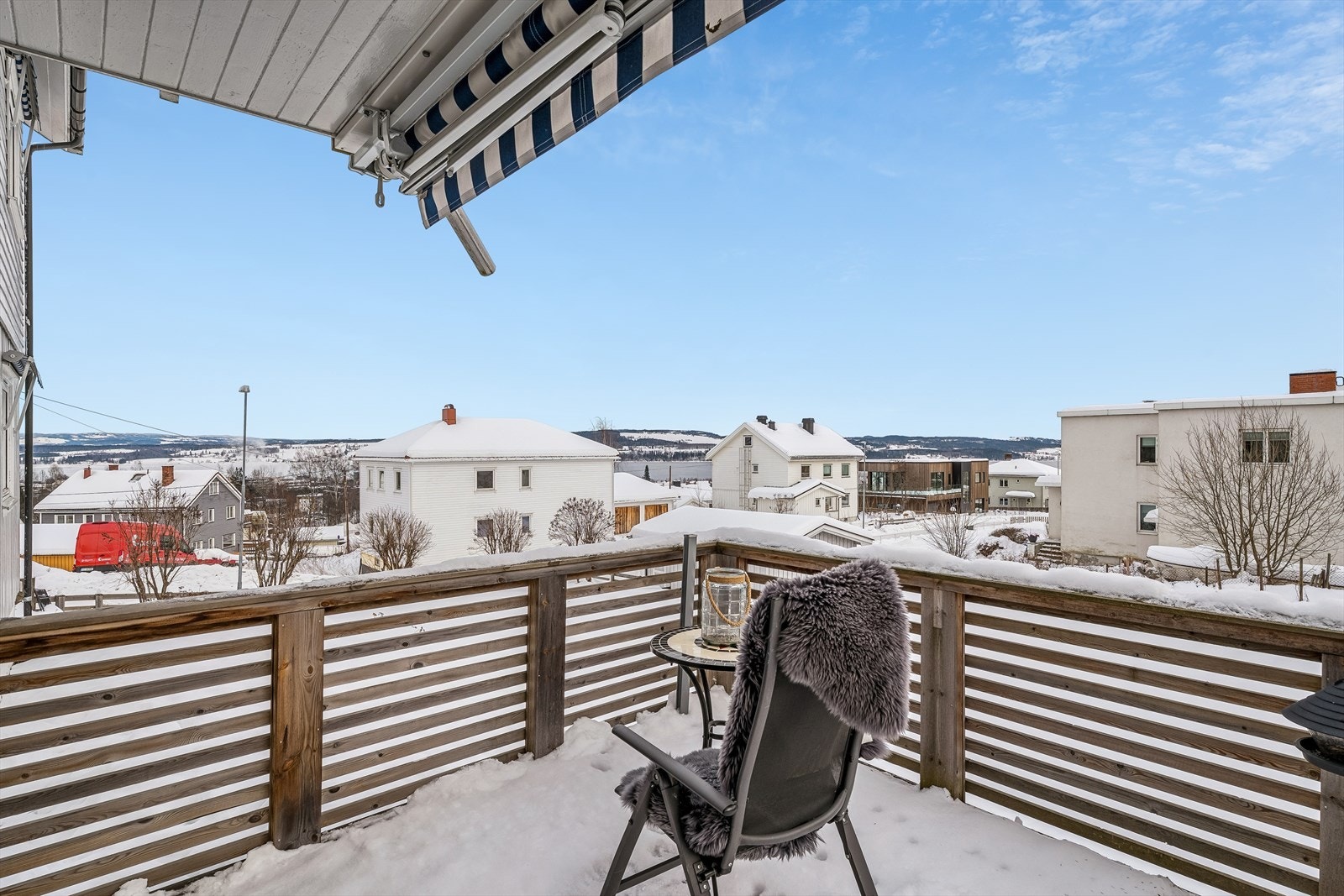 Den østvendte balkongen har adkomst fra stuen i første etasje. Galleribilde