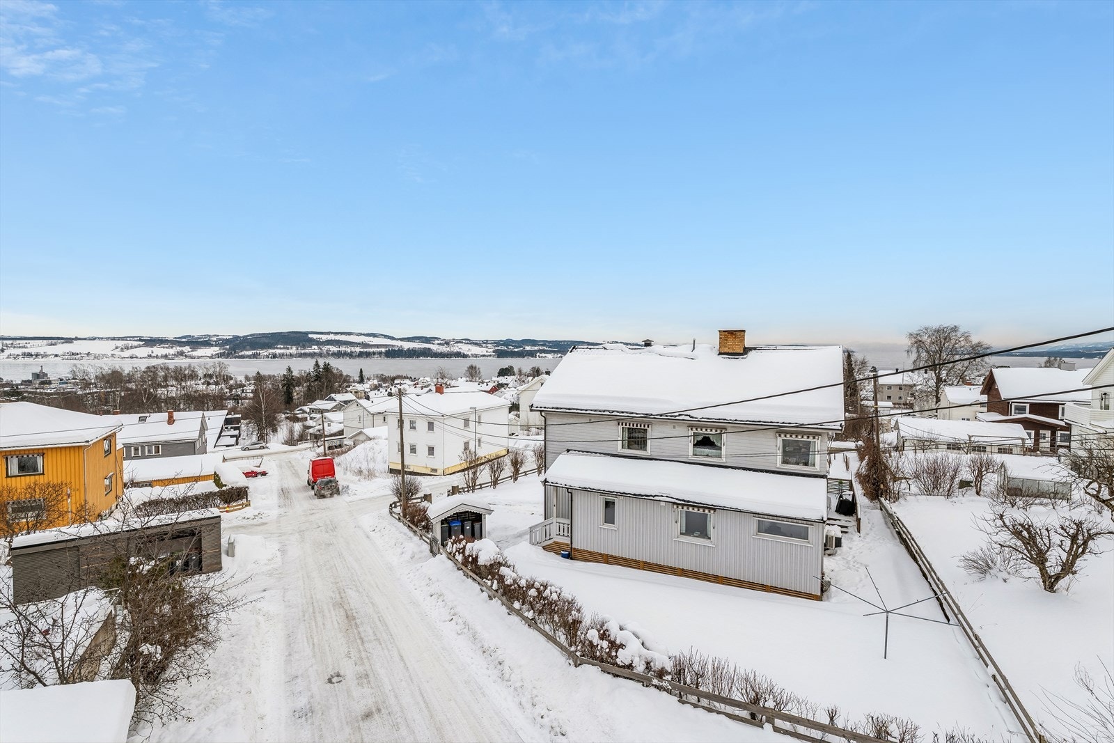 Boligen ligger i et etablert boligområde med lite trafikk. Galleribilde