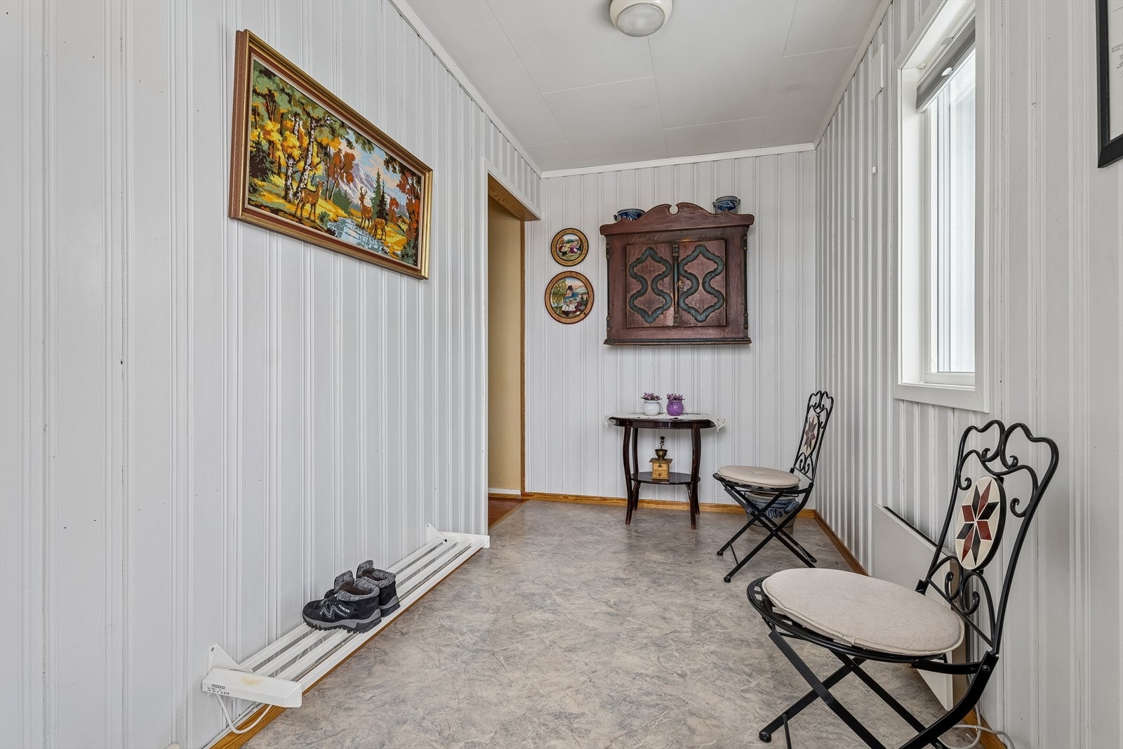 Lys og romslig entré i første etasje med god garderobeplass. Galleribilde