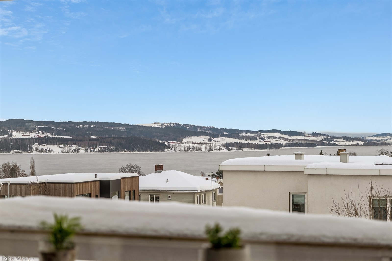 Fra eiendommen er det utsikt mot Mjøsa og omkringliggende landskap fra andre etasje. Galleribilde