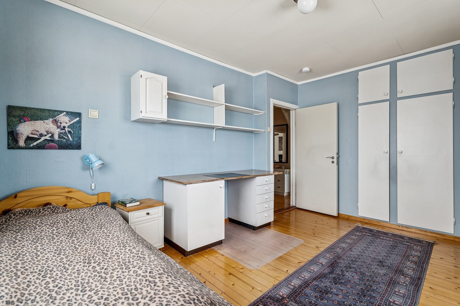 Soverommet er romslig og har integrerte garderobeskap. Galleribilde