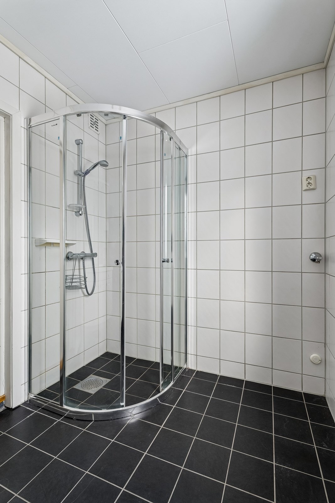 Dusjhjørne med innfellbare vegger og gulvvarme for økt komfort. Galleribilde