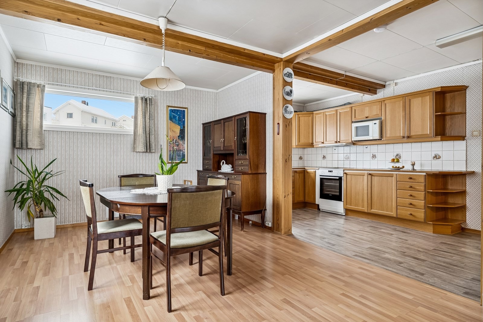 Kjøkkenet, fornyet i 1993, har en åpen løsning mot en hyggelig spiseplass. Galleribilde