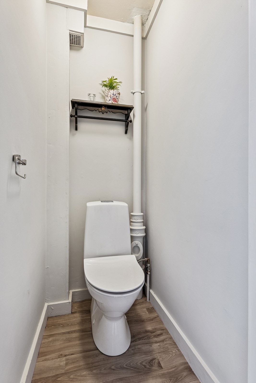 Et separat toalettrom med gulvmontert toalett kompletterer etasjen. Galleribilde