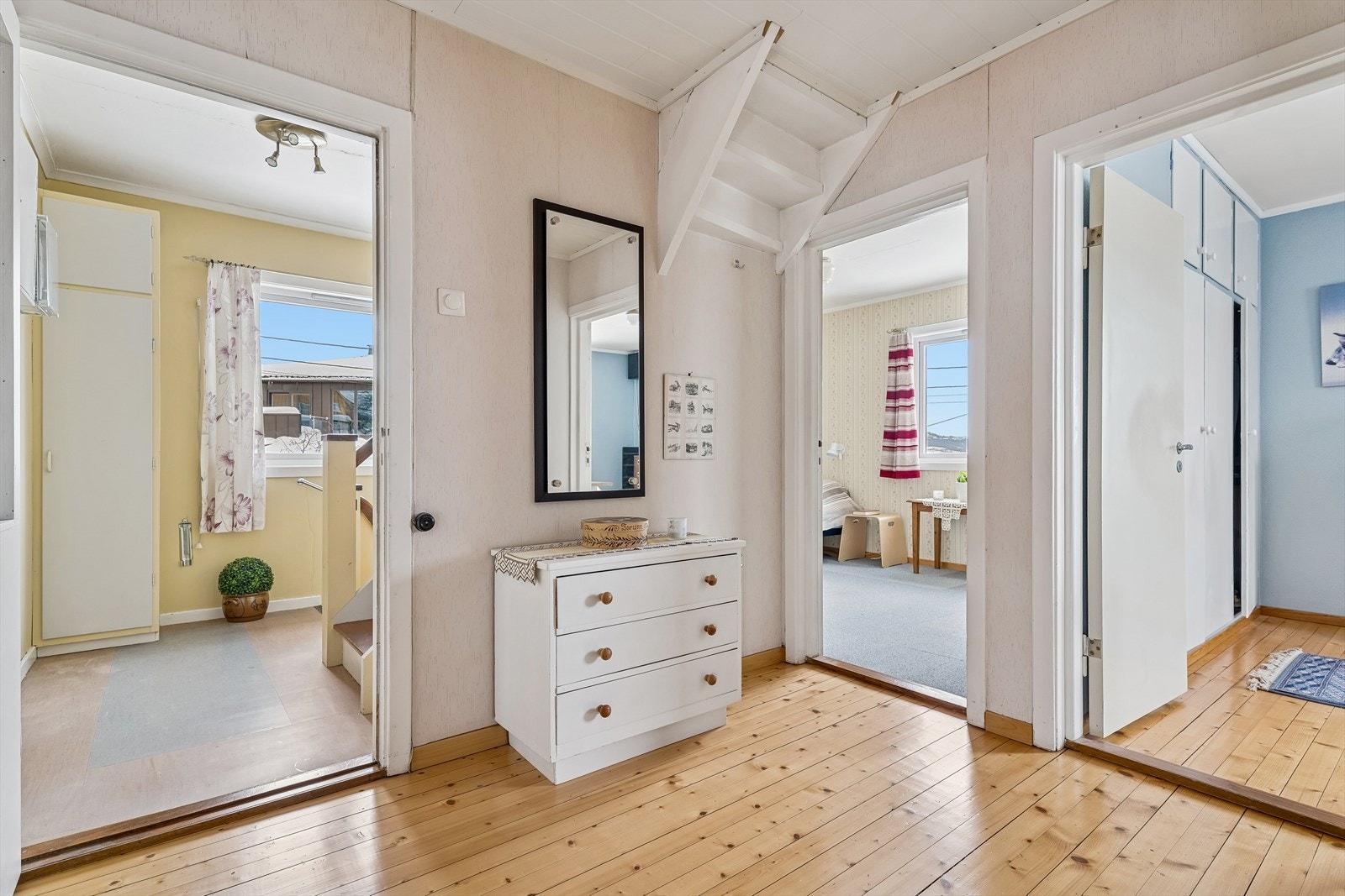 En innvendig tretrapp i andre etasje leder opp til loftet. Galleribilde