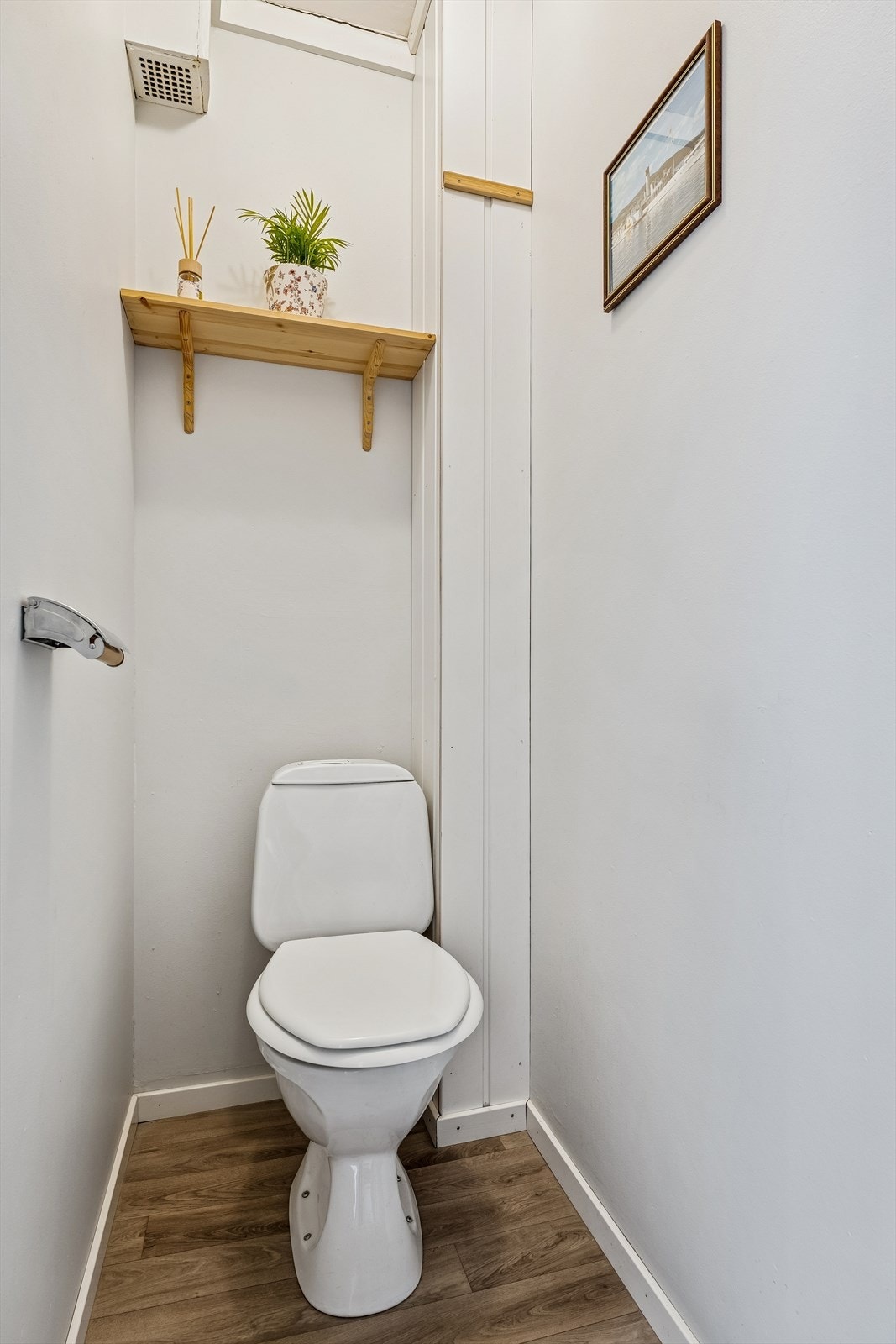 Praktisk, separat toalettrom med gulvmontert toalett. Galleribilde