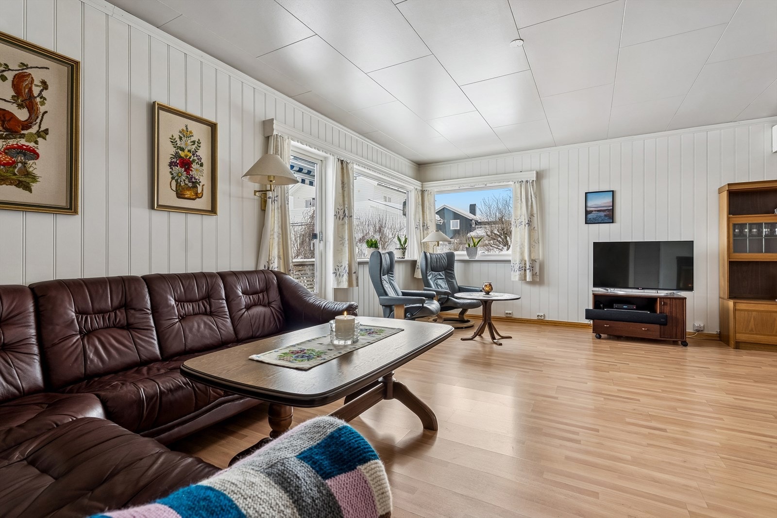 Stuen har god plass til flere sittegrupper og utgang til terrasse. Galleribilde