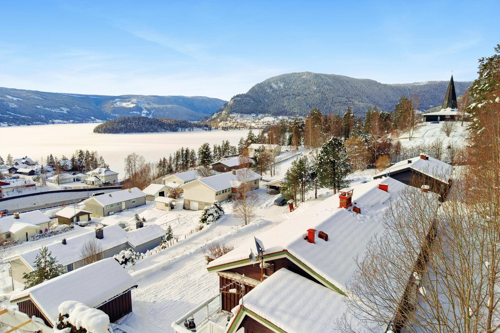 Fantastisk panoramautsikt over Strandefjorden og omkringliggende landskap. Galleribilde
