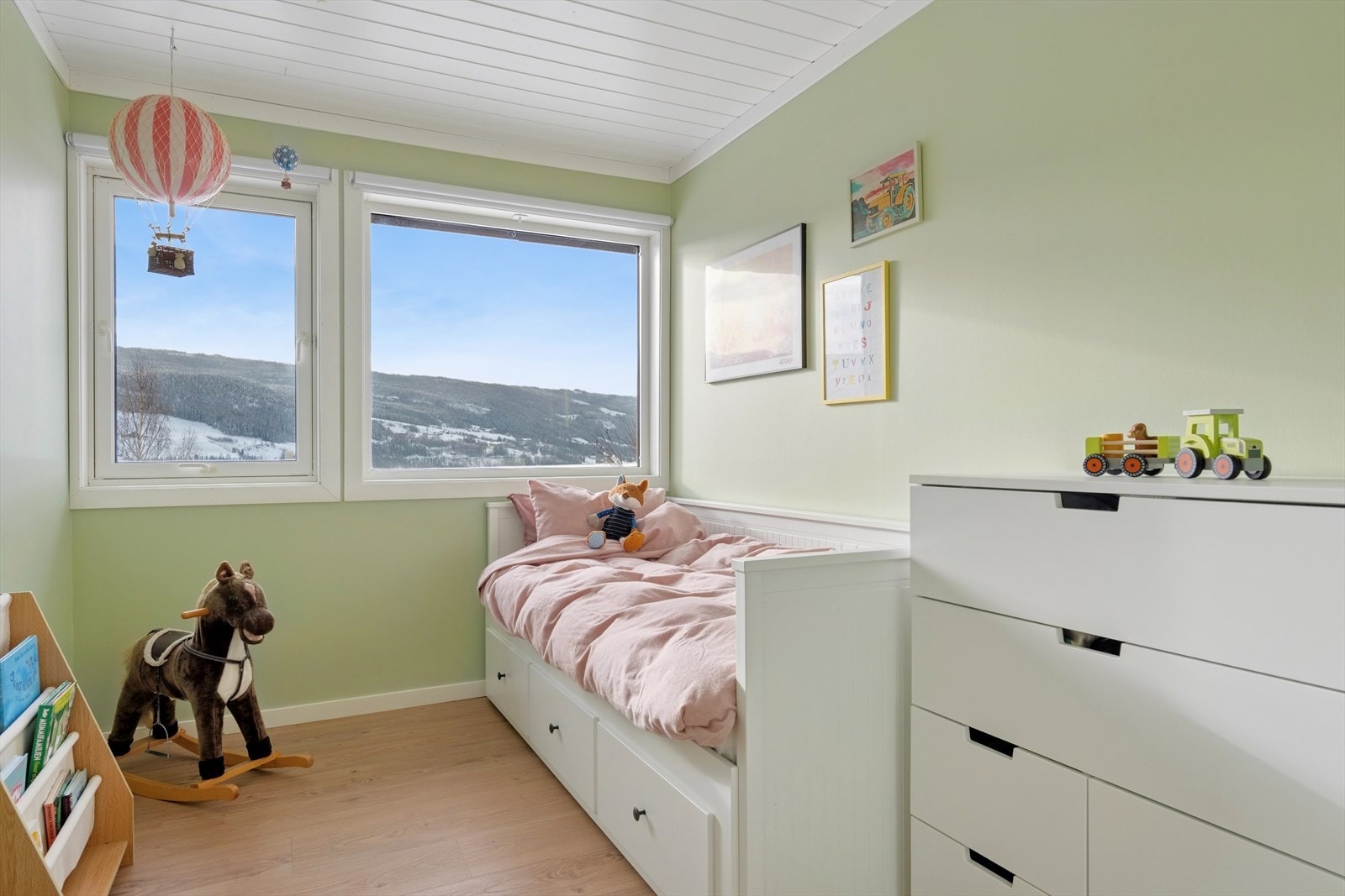 Soverommene kan enkelt tilpasses ulike behov, enten du ønsker kontor, gjesterom eller barnerom, gir planløsningen stor fleksibilitet. Galleribilde