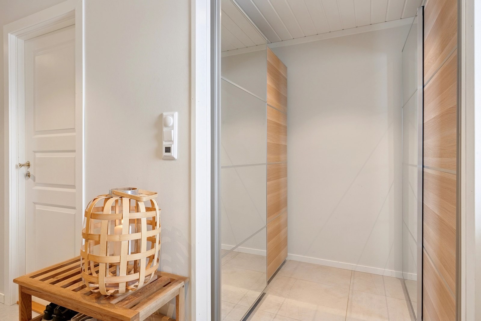 Entréen er innredet med skyvedørsgarderobe og har fliser på gulvet. Galleribilde