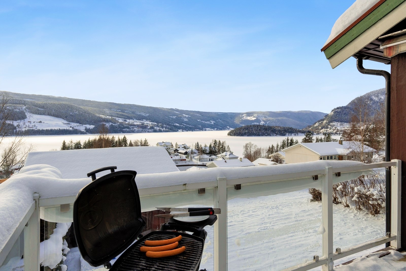 Solrik veranda på ca. 15 kvm hvor du kan nyte avslappende kvelder med nydelig panoramautsikt. Galleribilde