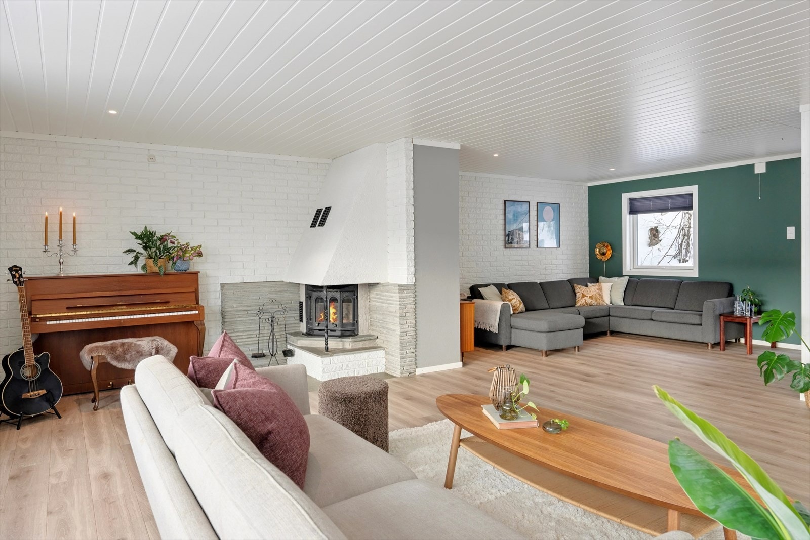 I stuen er det en peis med innsats som varmer godt på kjølige dager. Galleribilde