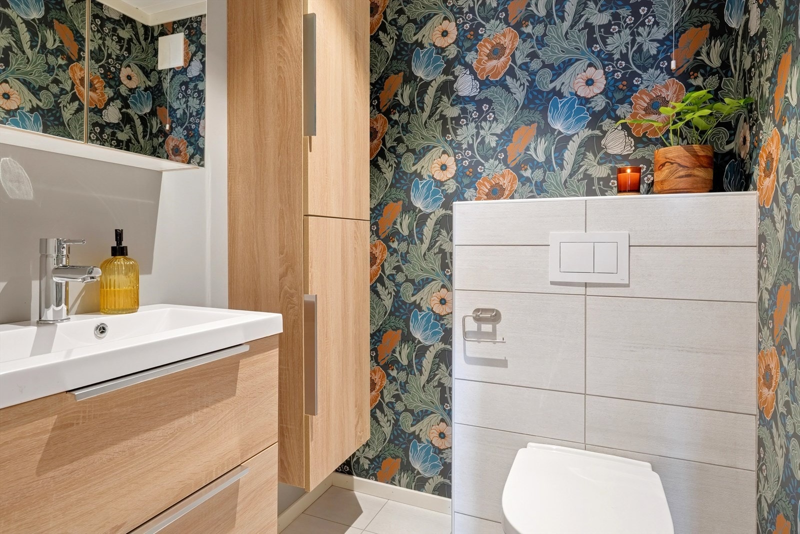 Ved siden av badet ligger et eget toalettrom fra 2017. Her er det fliser på gulvet og tapetserte/malte plater på veggene. Galleribilde