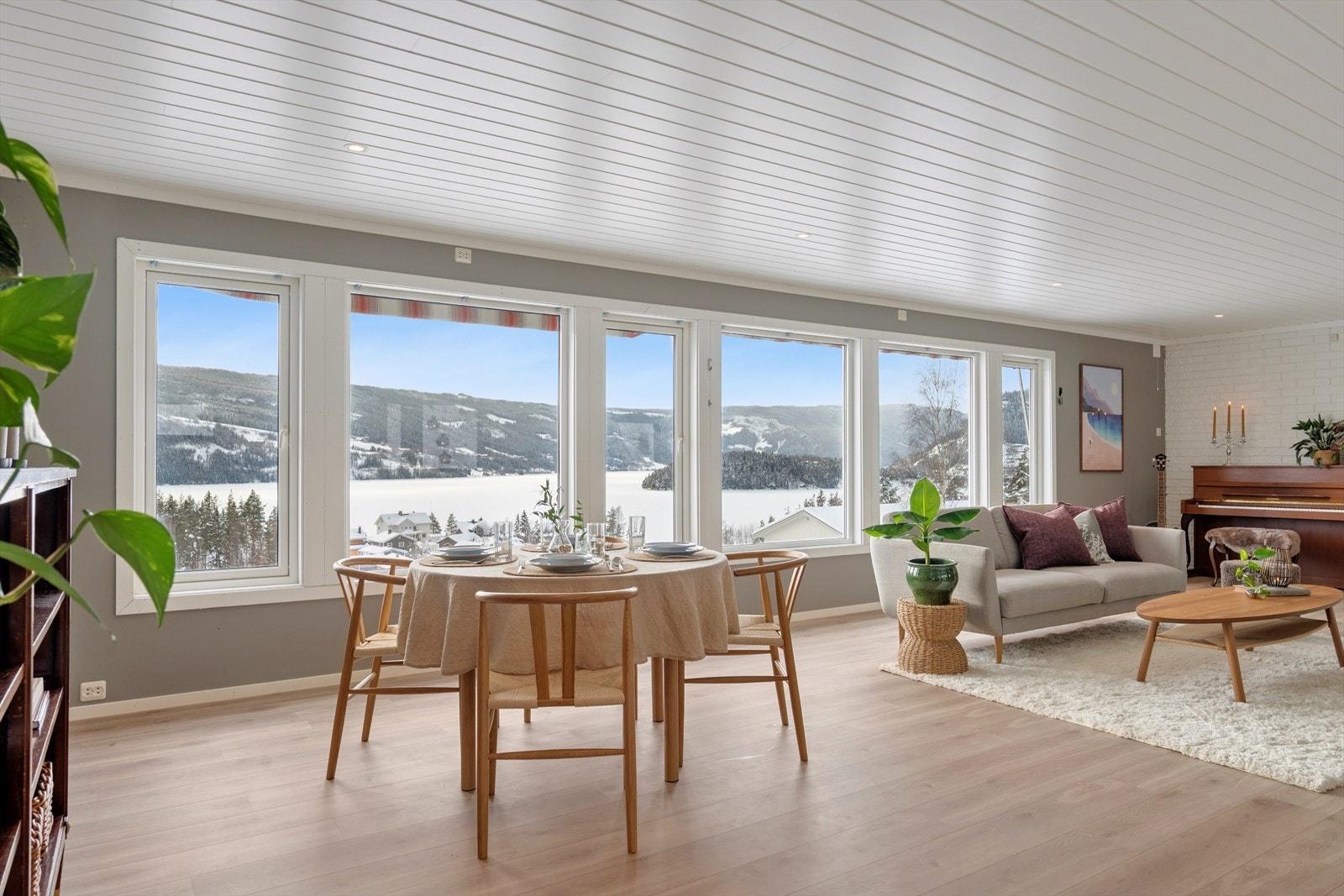 Planløsningen går over 2 etasjer og byr på gode, sosiale oppholdsrom med fine møbleringsmuligheter. Galleribilde