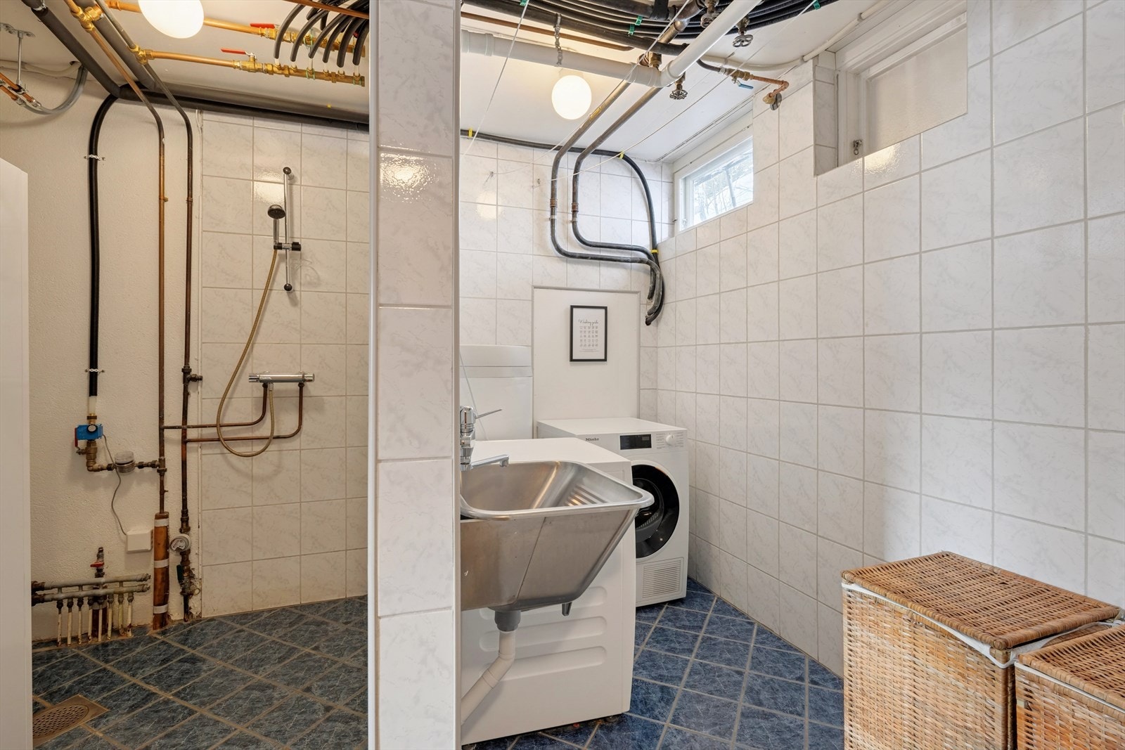 I underetasjen ligger også et innredet vaskerom, trolig fra byggeår. Det er fliser på både vegger og gulv, og malte plater i himlingen. Galleribilde
