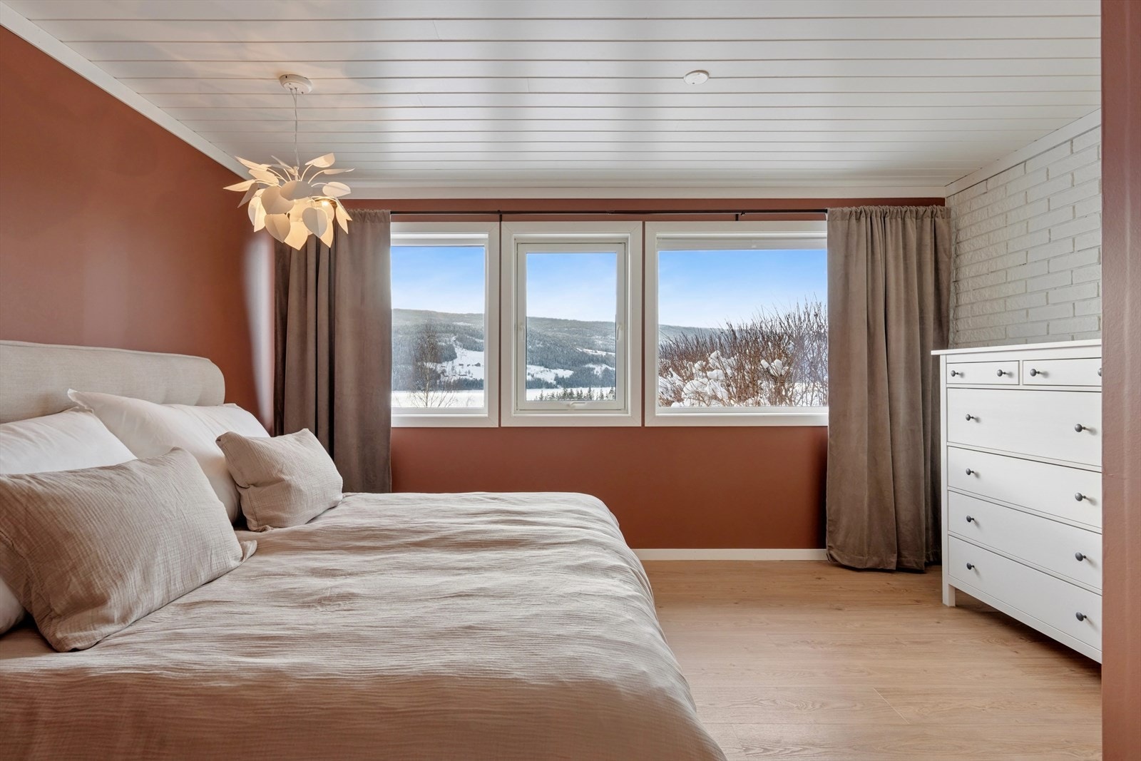 Store vinduer gir flott utsikt fra hovedsoverommet. Galleribilde