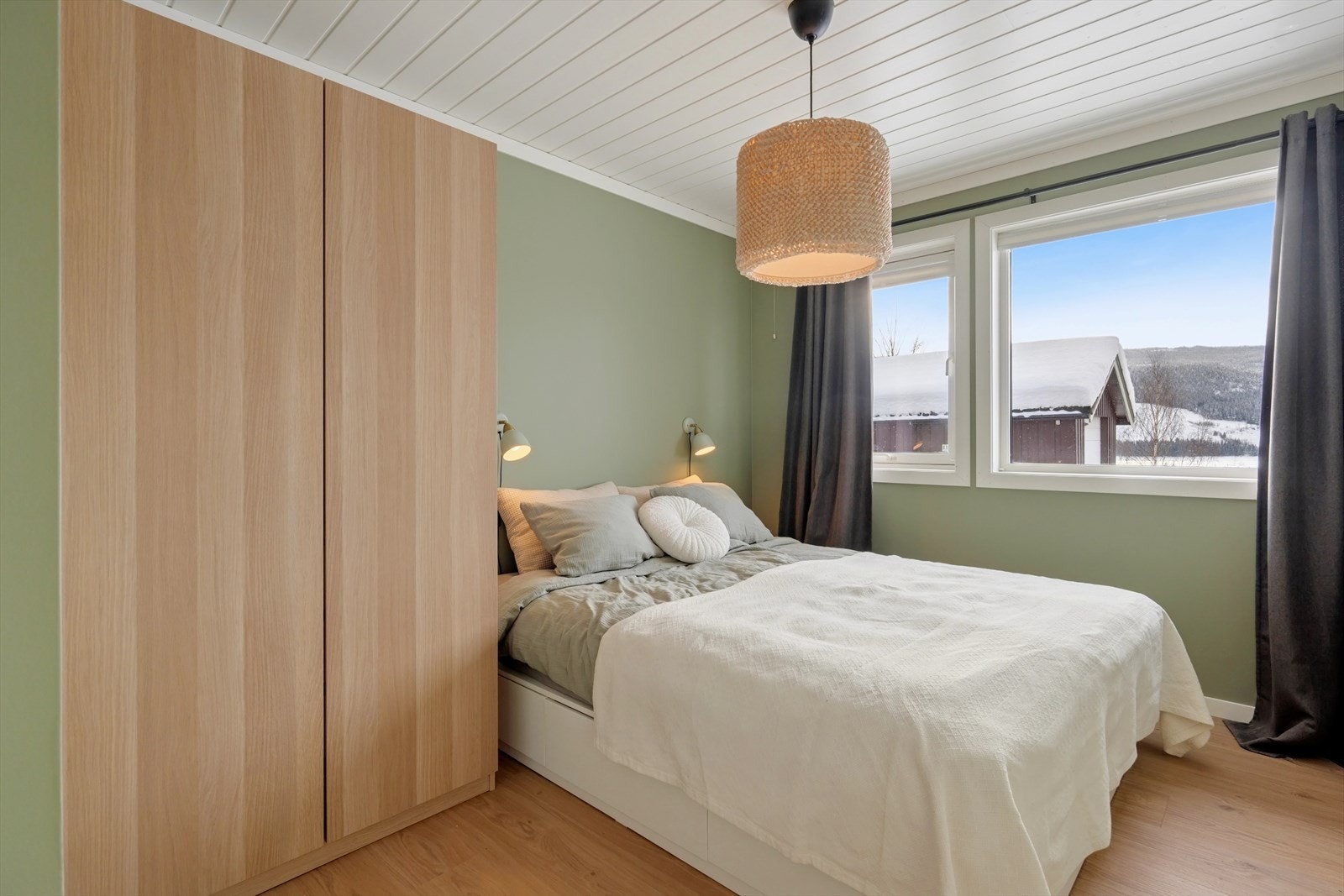 De tre soverommene har god plass til seng, nattbord og annet ønskelig møblement. Galleribilde