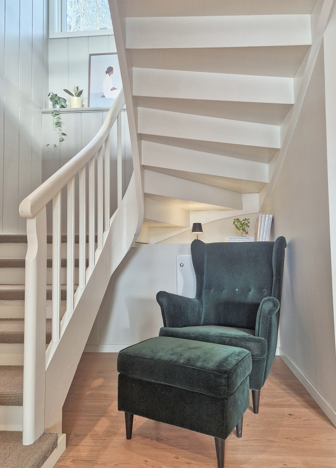 Vegger med panel og teppebelagte trinn gir et komfortabelt innemiljø. Galleribilde