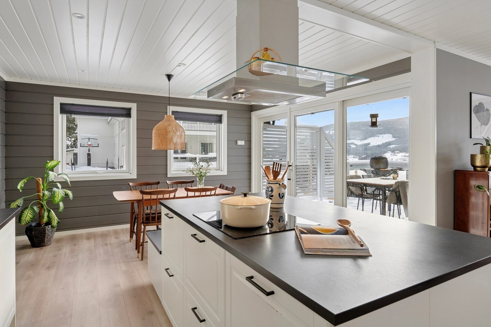 Fra kjøkkenet er det utgang til en solrik veranda på ca. 15 kvm. Galleribilde