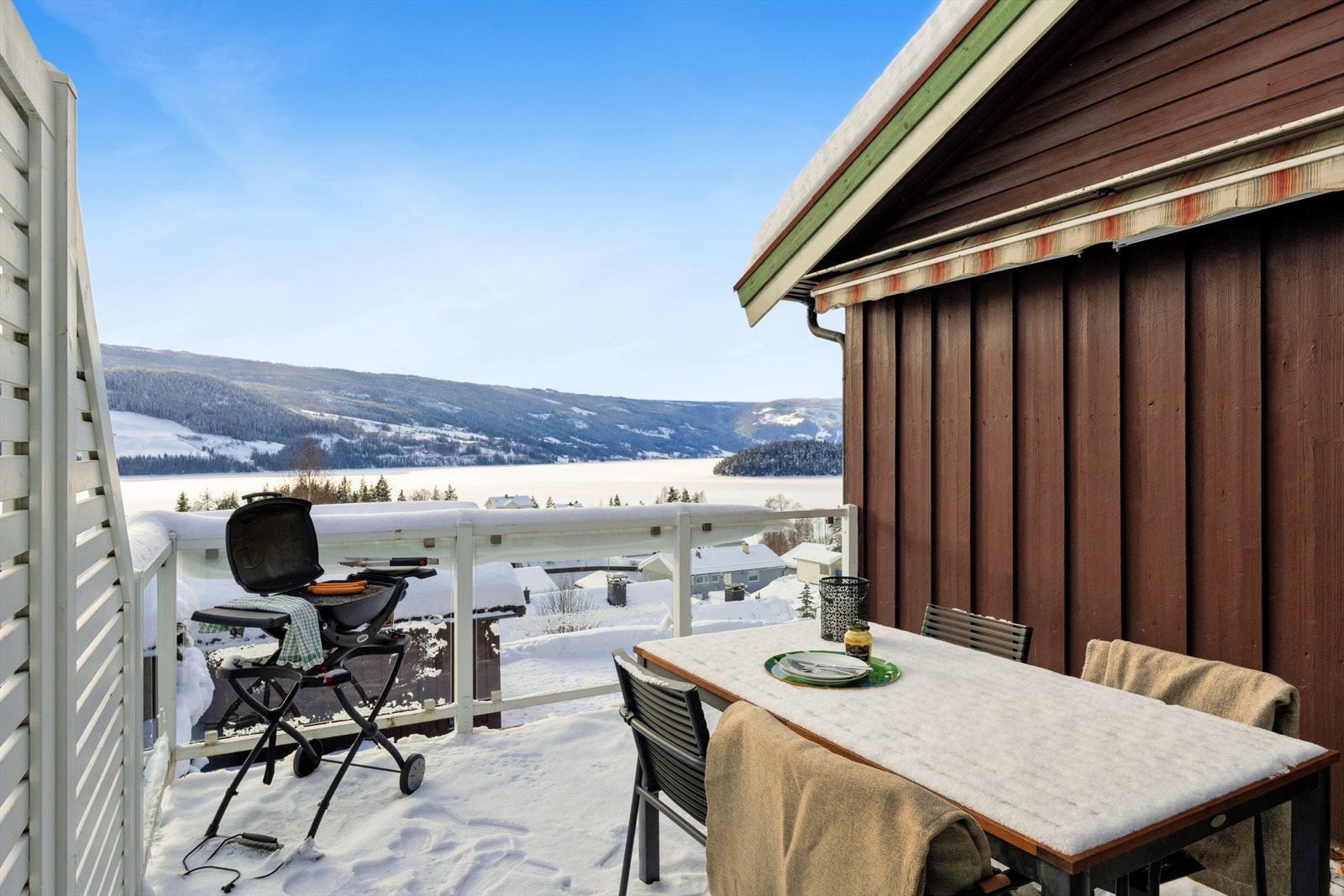 Hyggelig og skjermet veranda med nydelig panoramautsikt og gode solforhold. Galleribilde