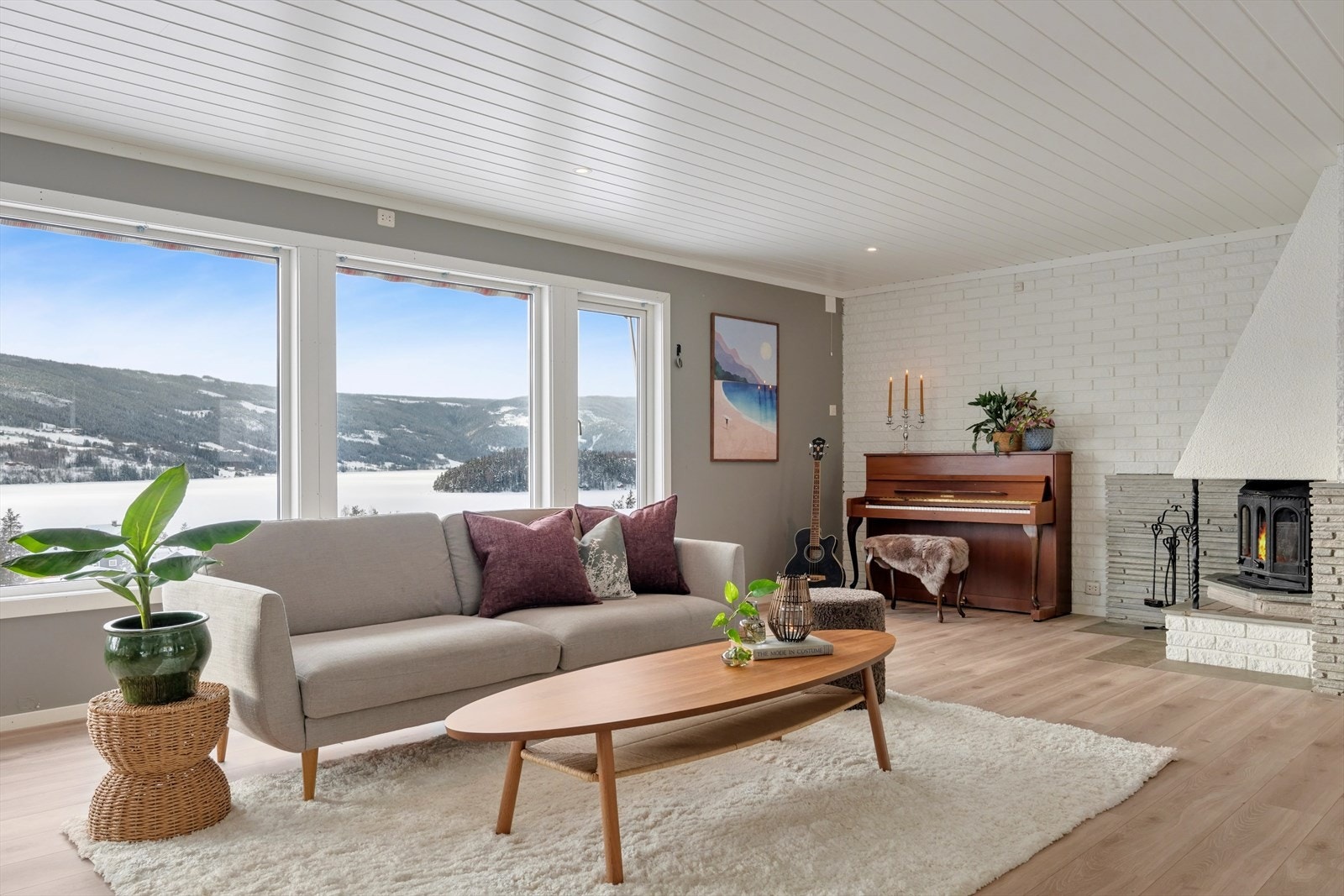 Fra stuen kan du nyte den flotte panoramautsikten. Galleribilde