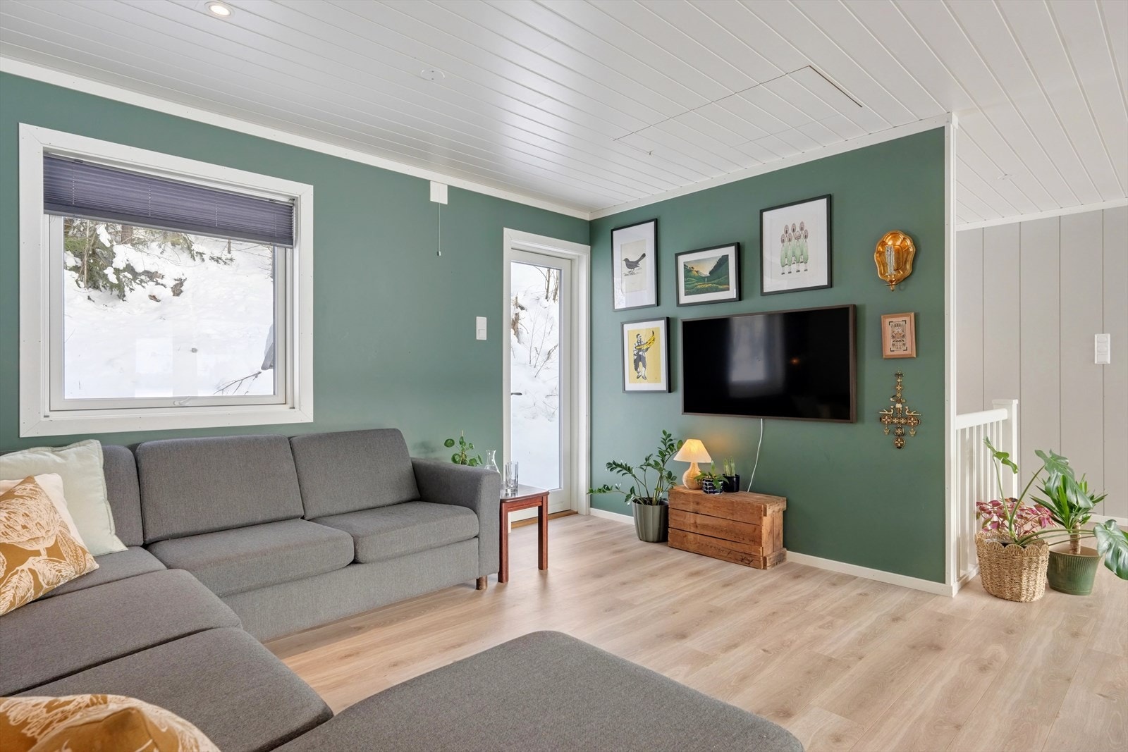 Pent laminatgulv og glatte vegger er gjennomgående i hovedetasjen. Galleribilde