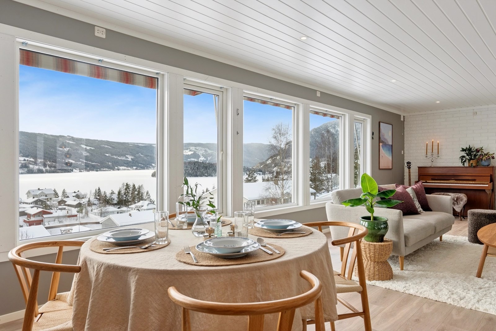 Store vindusflater slipper inn rikelig med naturlig lys og skaper en lys og luftig romfølelse. Galleribilde