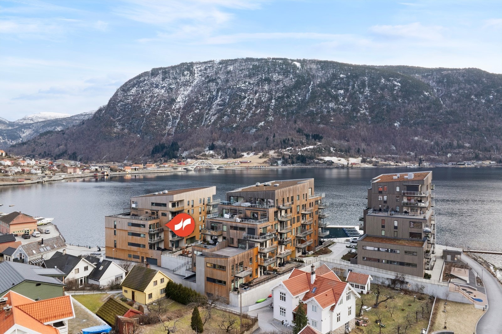 Leilegheita ligg lunt til i 3.etasje på Lerum Brygge. Her har ein gangavstand til "alt" Sogndal byr på, som blant anna kjøpesenter, restaurantar, kafear, daglegvarebutikkar, skular etc. Galleribilde