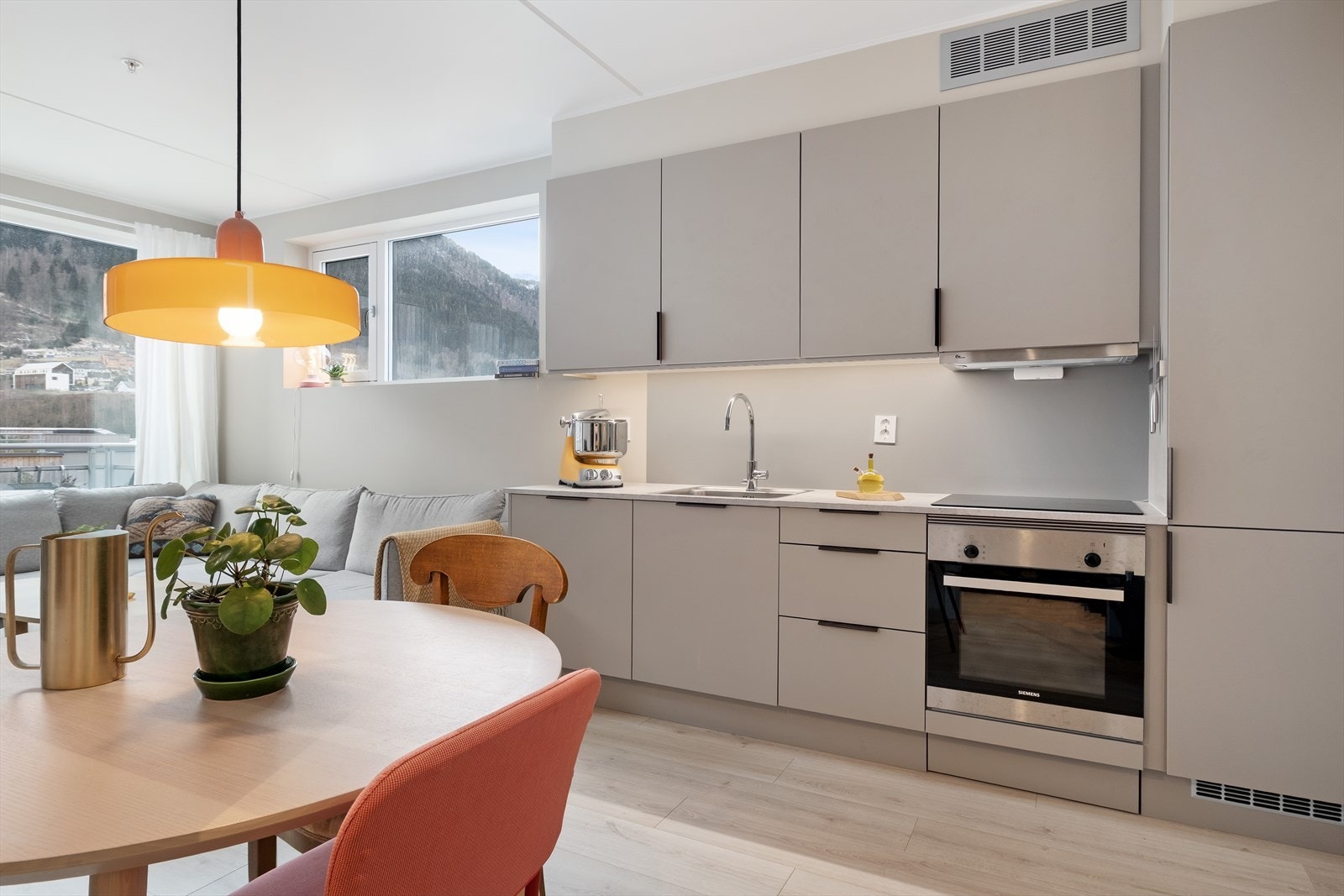 Vidare, kjem du inn til kjøkkenet med innreiing frå HTH med glatte frontar og benkeplate i laminat. Galleribilde