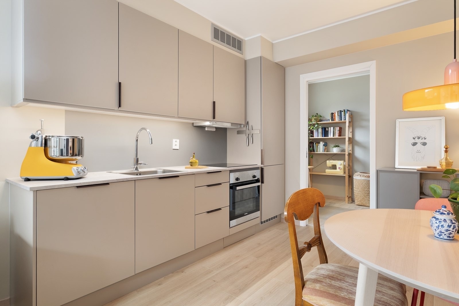 Integrerte kvitevarer som oppvaskmaskin, induksjonstopp, steikeovn og kjøle-/fryseskap. Kjøkkenet har også vannstoppsystem. Galleribilde