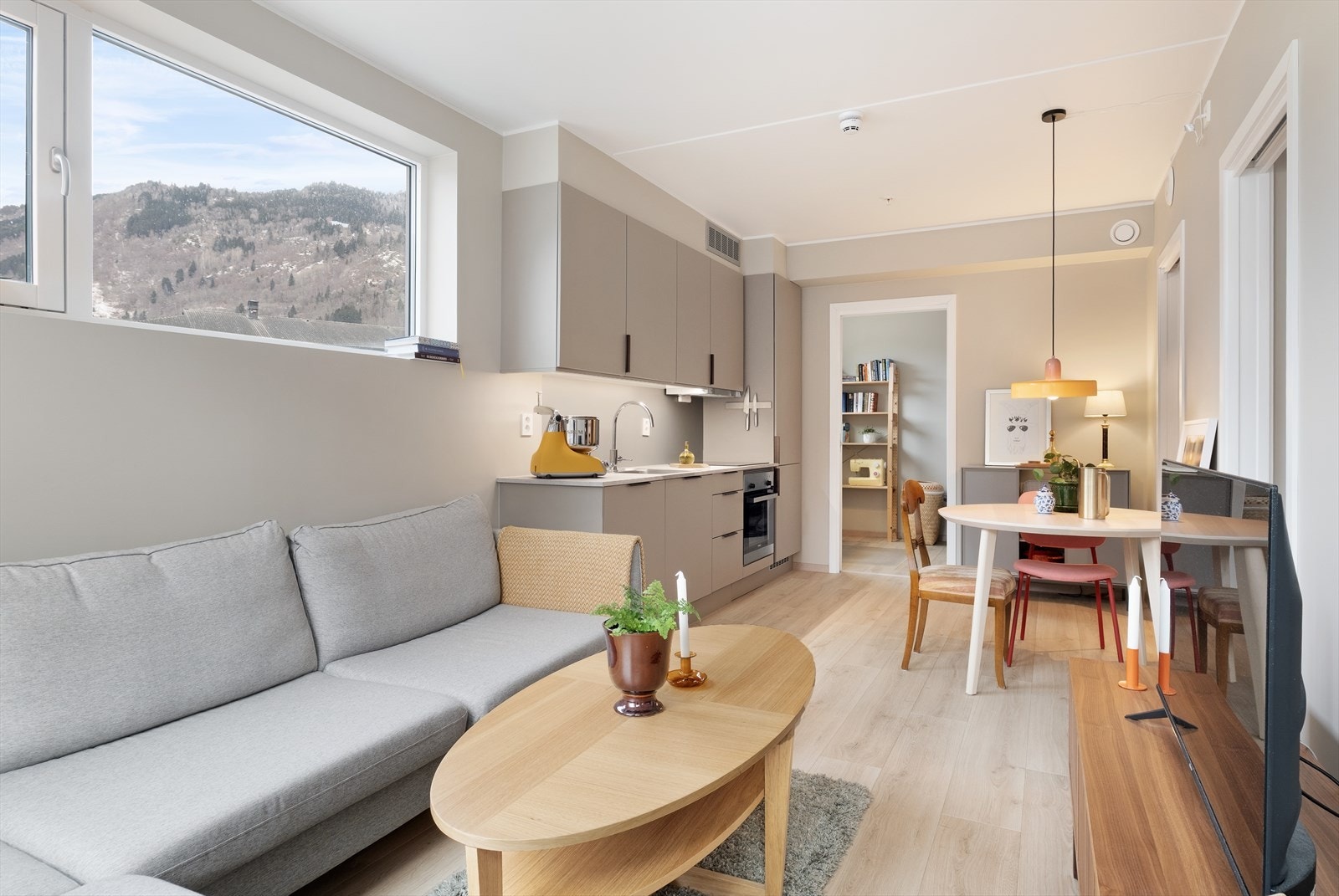 Laminat på golv og plater på veggar. Ein har balansert ventilasjon i bustaden. Galleribilde