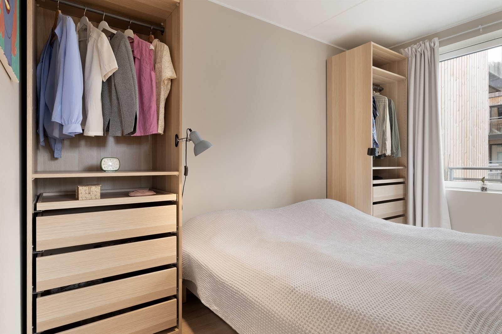 Eit romsleg soverom med 2 dørar og moglegheit for klesoppbevaring. Galleribilde