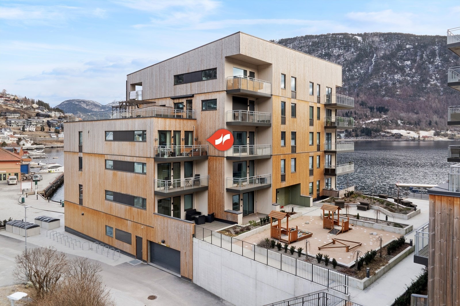 Velkommen til Bryggjegota 8! Presentert av Hedda Njøs v/Eiendomsmegler Norge. Foto: Jonny Akselsen. Galleribilde