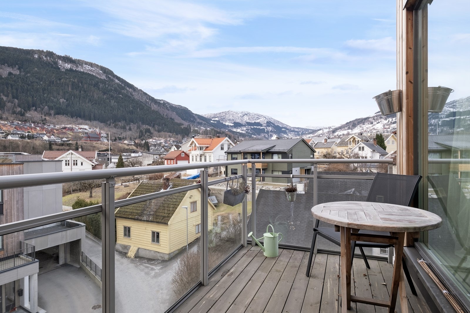 Frå kjøkken/stove har ein utgang til ein balkong. Seljar opplyser om at dei har sol frå kl.10/11 og heilt fram til sola går ned på sommaren. Galleribilde