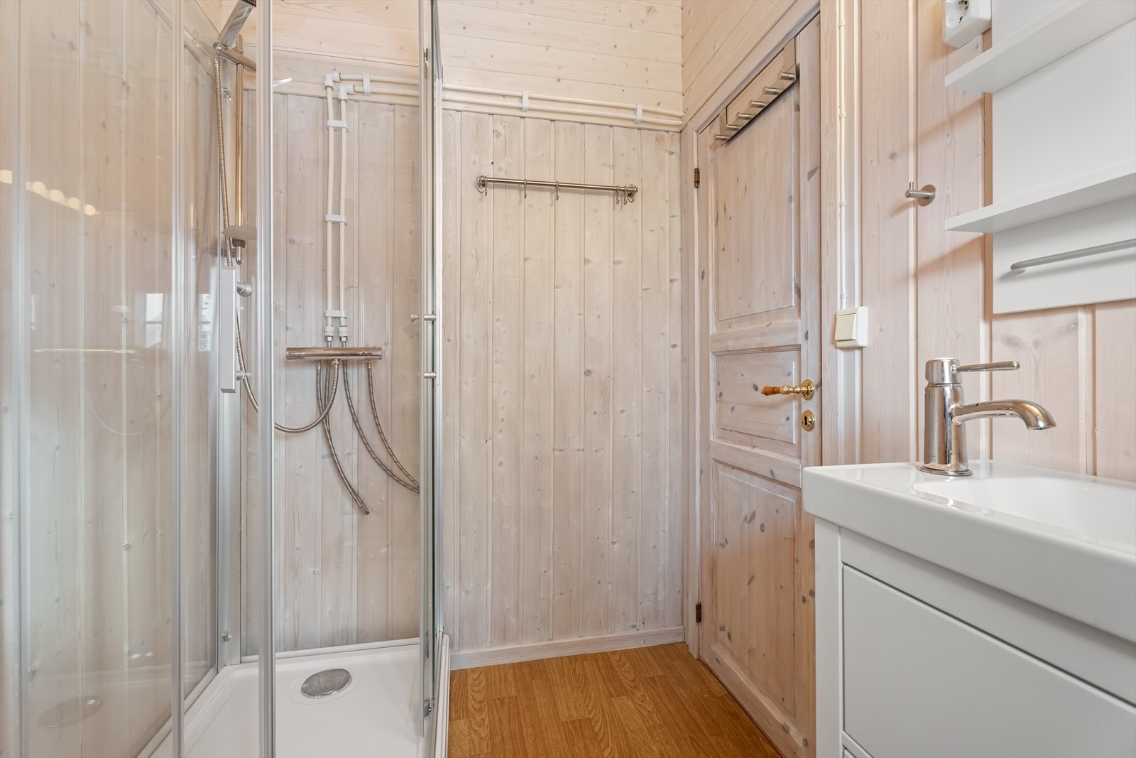 Eget vannsystem fra kanne i gangen som fylles med vann. Galleribilde