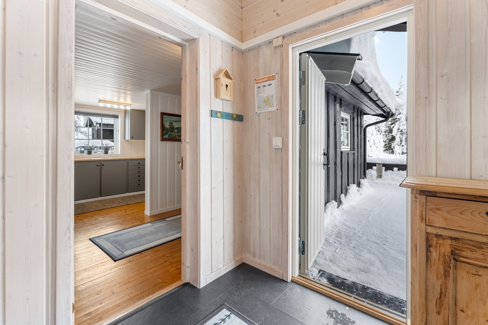 På innsiden venter en lys entré og gang med god plass for oppbevaring av yttertøy. Galleribilde