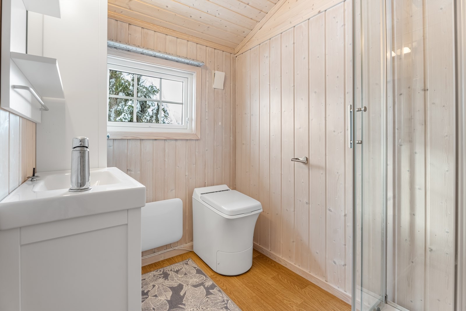 Baderom med forbrenningstoalett og dusjkabinett. Galleribilde