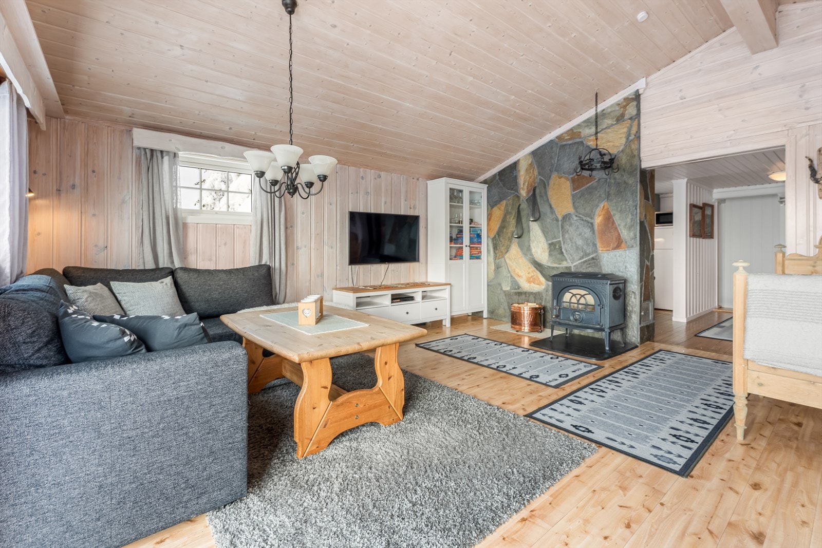 Stuen har god plass for sofa, TV og tilhørende møblement. Galleribilde