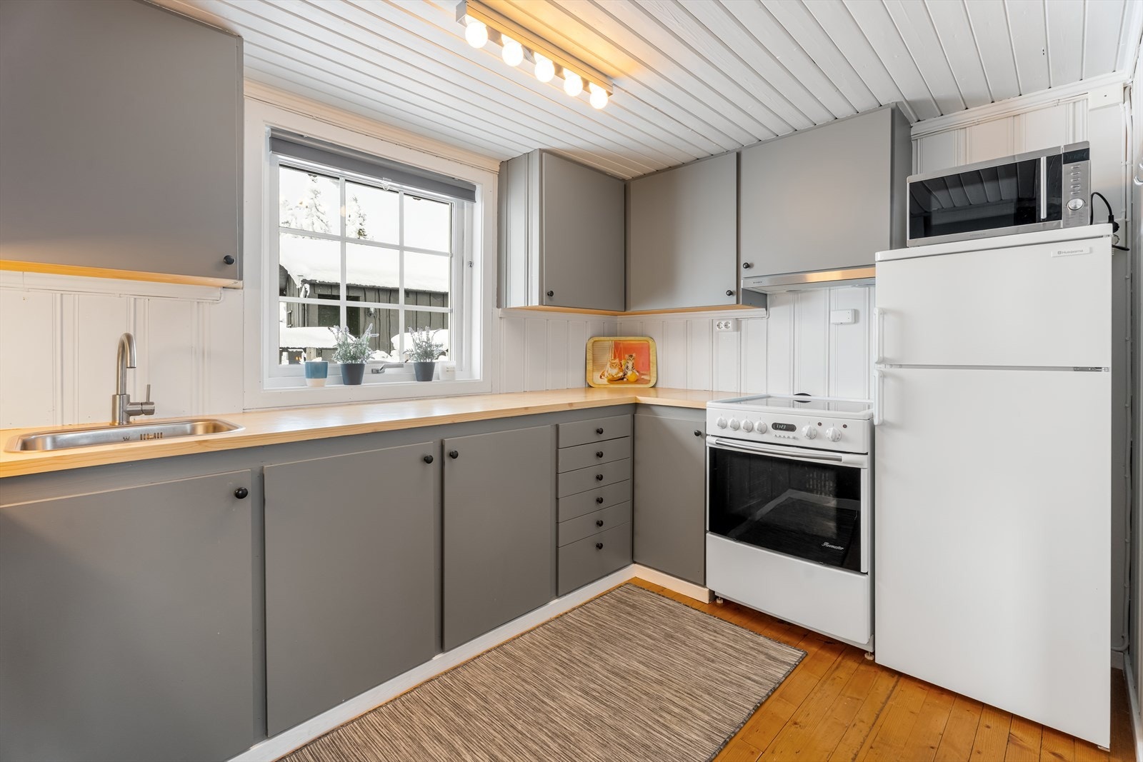 Plass for frittstående hvitevarer som komfyr og kjøleskap. Galleribilde