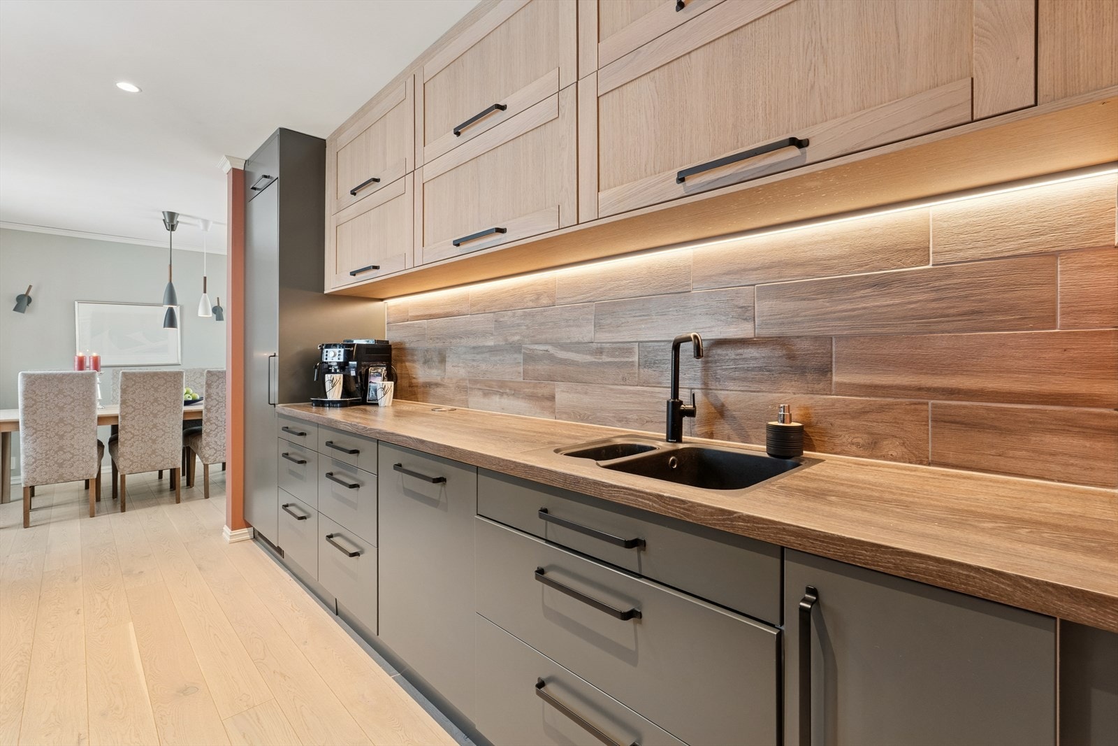 Benkeplaten er utstyrt med kjøkkenkran og oppvaskkum. Galleribilde