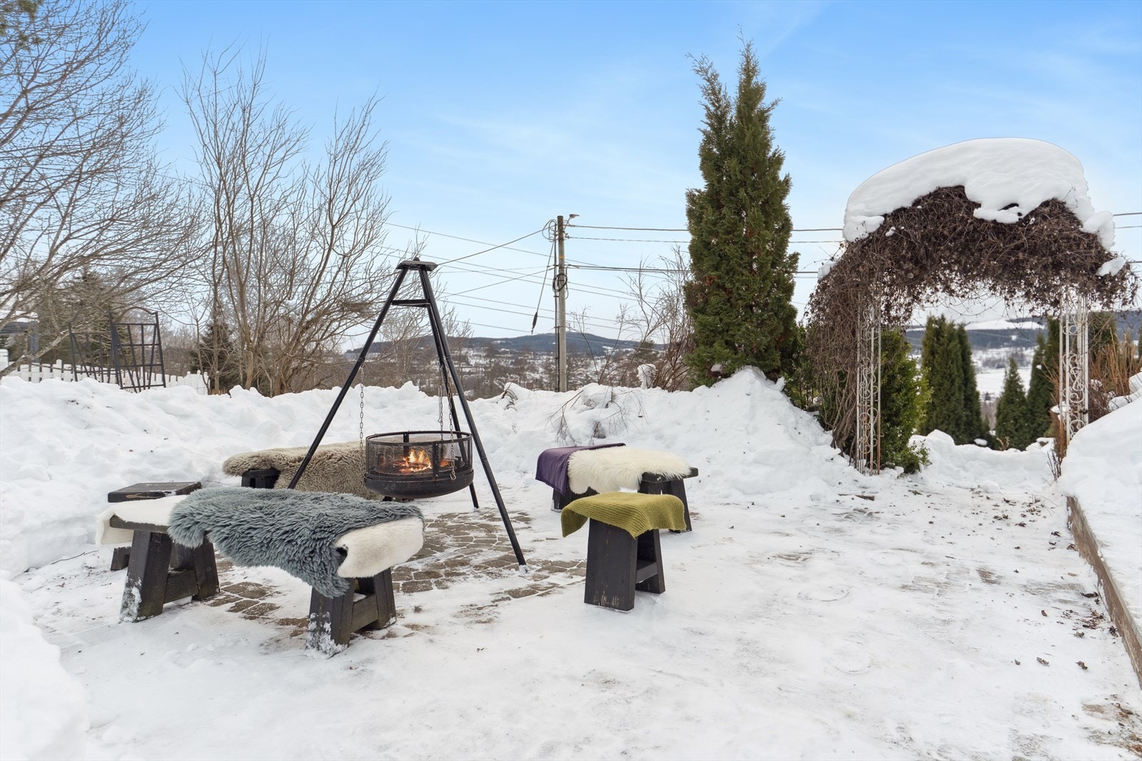 Hage med gode muligheter for hyggelige samlinger utendørs. Galleribilde