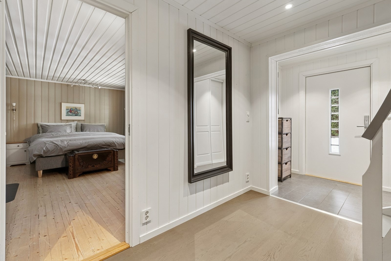 Entré og gang med god plass til å henge fra seg yttertøy og sette fra seg sko. Entréen er utstyrt med en praktisk skyvedørsgarderobe. Galleribilde