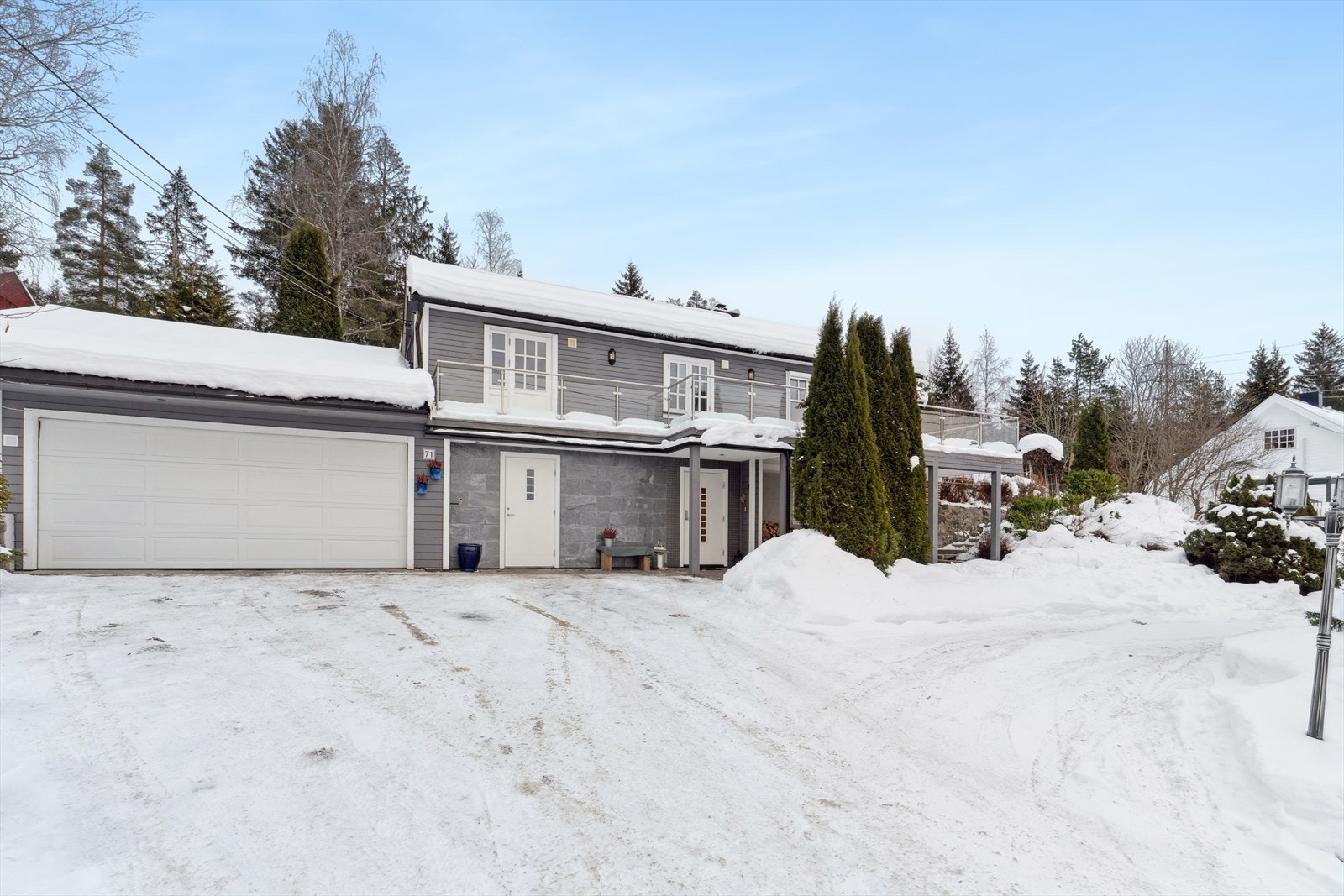 Eneboligen går over to etasjeplan og har attraktive uteplasser samt svært romslige utvendige arealer. Galleribilde