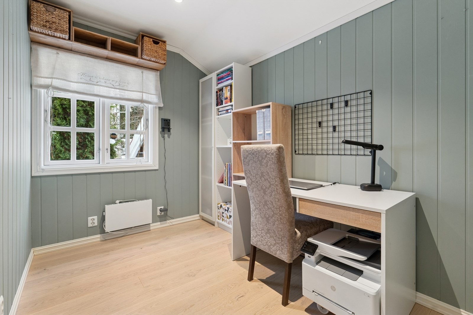 Soverom 2: Rommet passer utmerket som kontor, gjesterom eller barnerom, avhengig av behov. Galleribilde