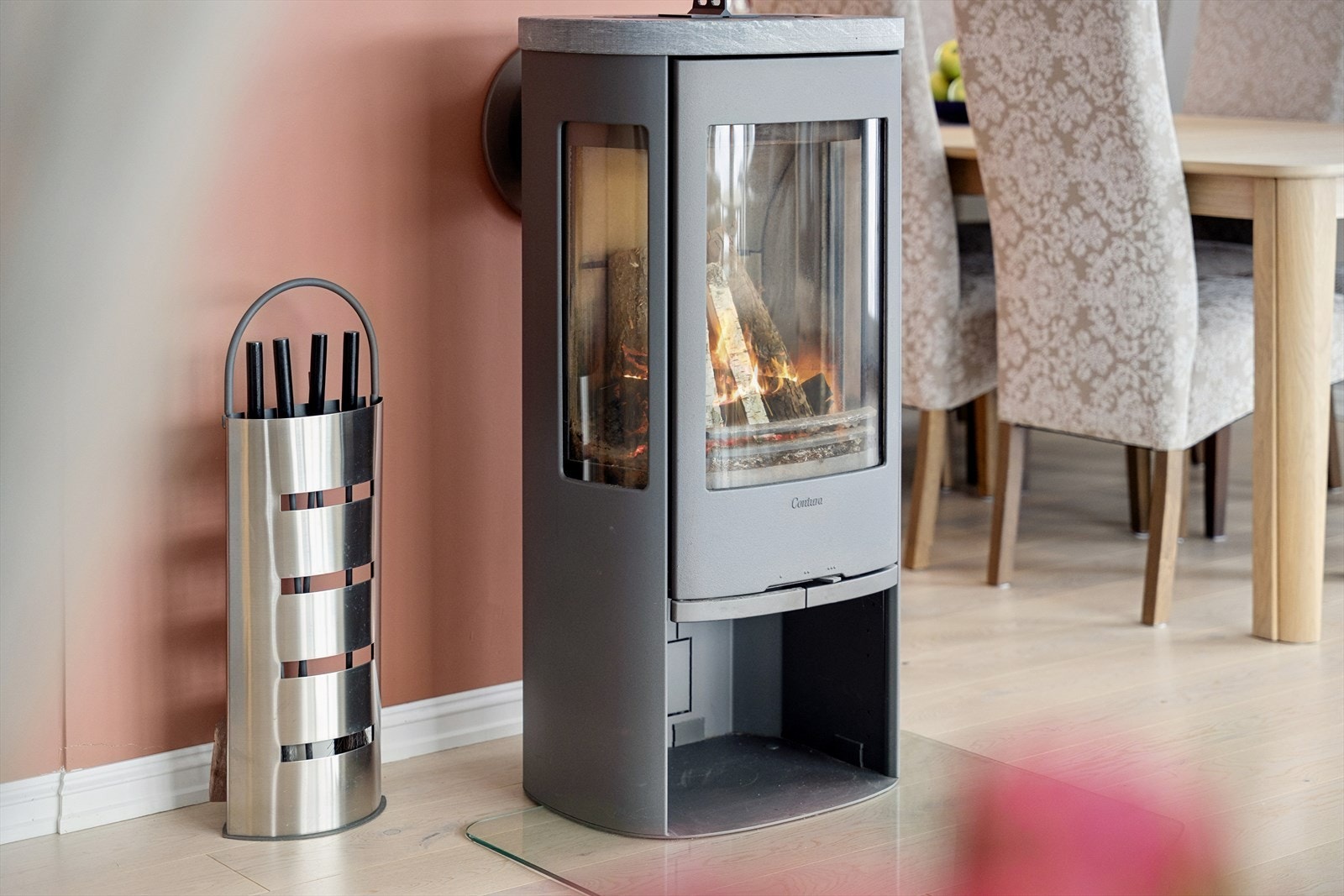 Stuen er utstyrt med en peisovn som skaper både varme og hygge på sene kvelder. Galleribilde