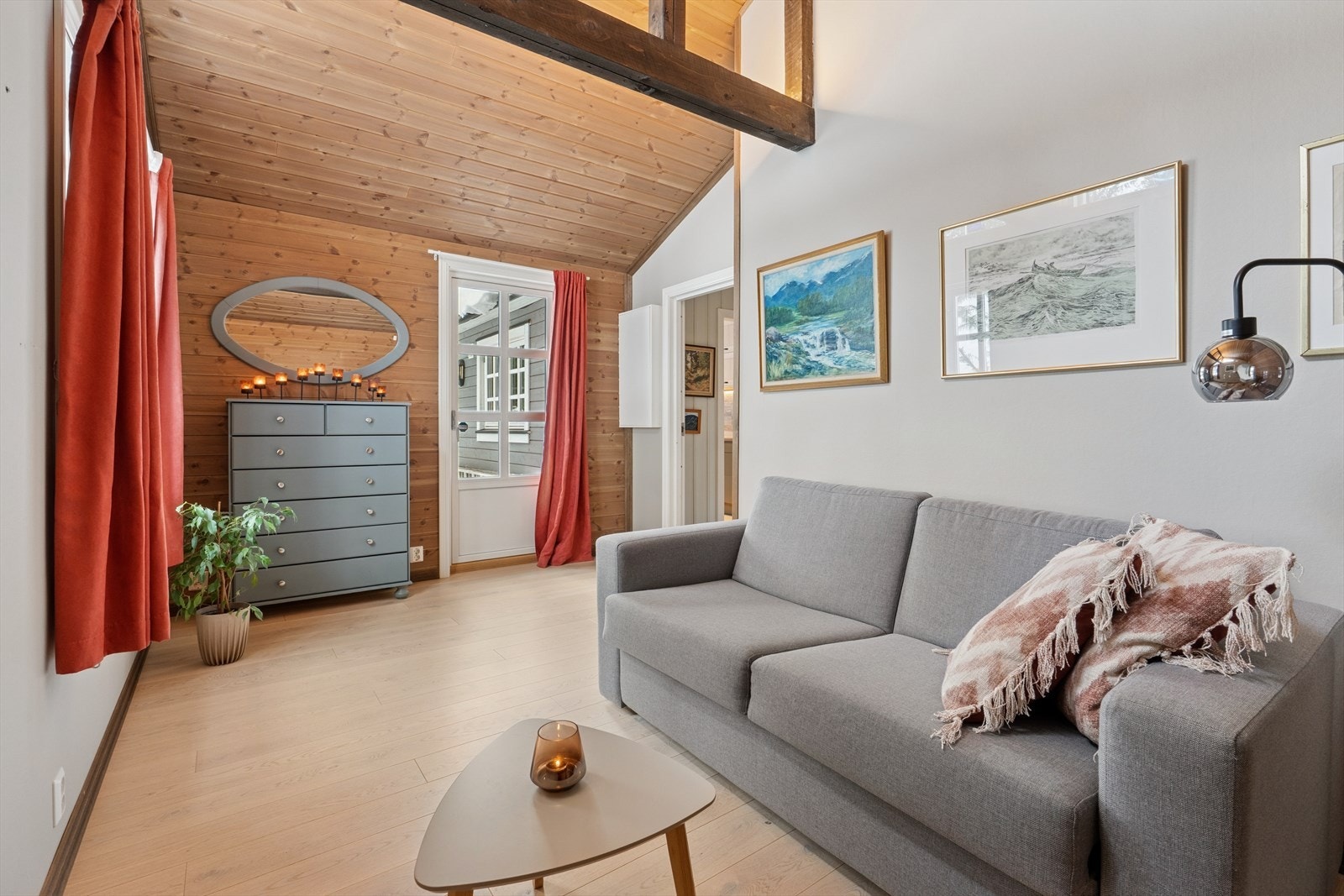 Soverom 3: Innredet soverom, opprinnelig godkjent som boder. Omgjøringen er ikke byggesøkt og rommet er ikke godkjent for varig opphold. Se pkt. "ferdigattest" for mer info. Galleribilde