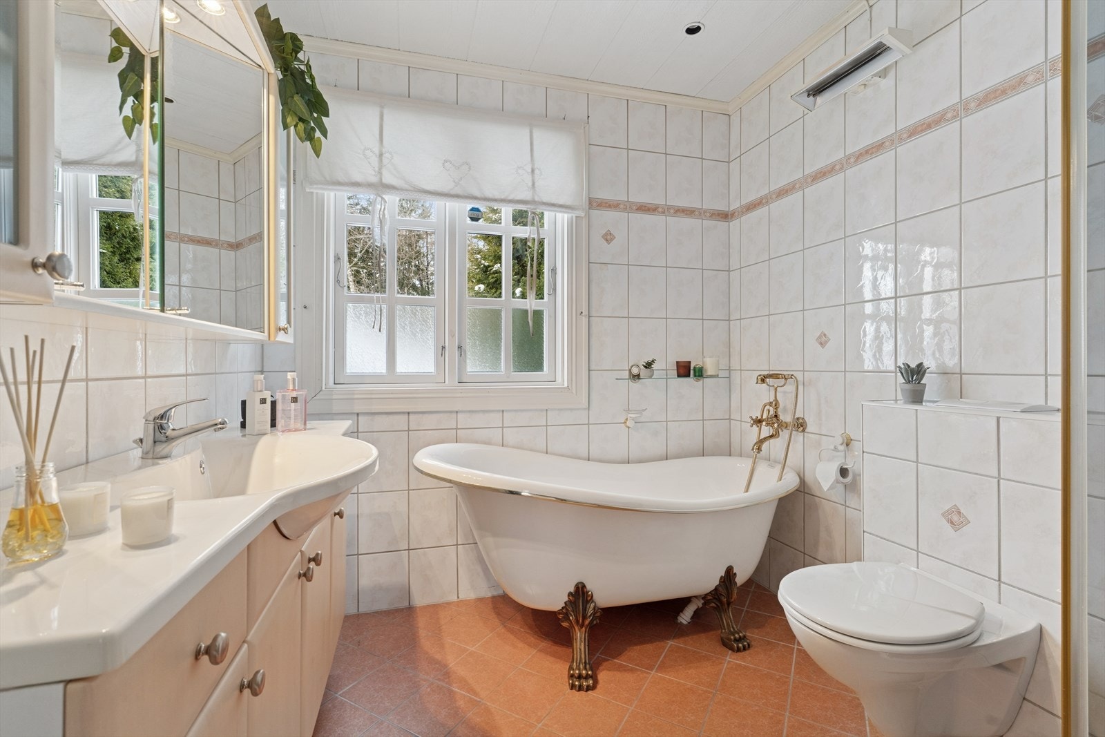 Flislagt baderom av ukjent alder, utstyrt med elektriske varmekabler i gulvet. Galleribilde